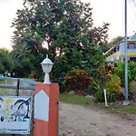 Maison Charmante Aux Abymes Avec Terrasse Et Jardin.